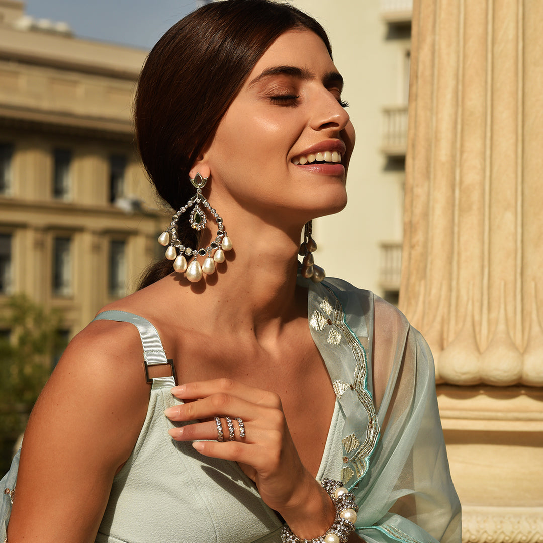 Hanging Earrings: The Perfect Blend of Elegance and Drama