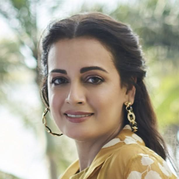 Dia Mirza Sliving Hoop Earrings